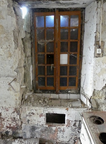 Bâtiment principal. Rez-de-chaussée surélevé, cuisine. Mur est, potager dans l'allège de la fenêtre.