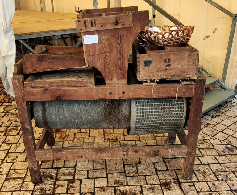 Machine à épurer mécaniquement : trieur à grain dit ventaïre