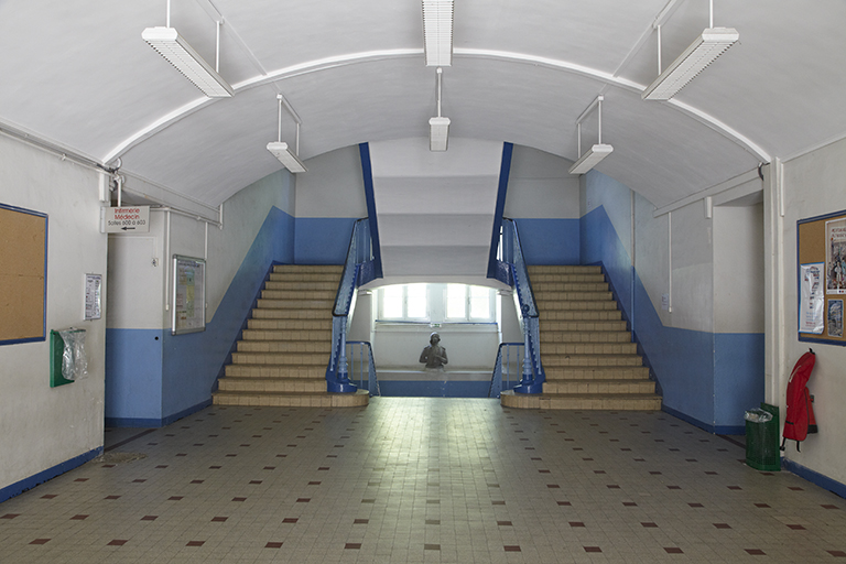 Corps de caserne, escalier central, vu du vestibule d'entrée.