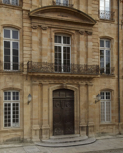 Hôtel de Réauville, puis de La Tour-d'Aigues, puis de Caumont, actuellement conservatoire de musique