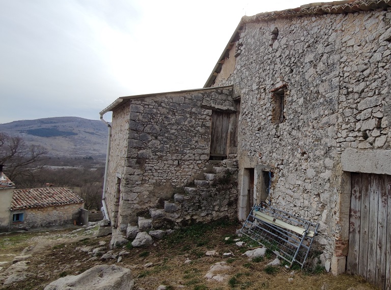 Ferme n° 2 au quartier de Nougueiret (1841 E4 353-357). Escalier extérieur. 