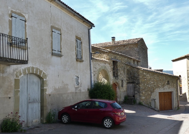 Courtine nord-ouest. L'axe de l'enceinte fortifiée, vue prise du nord-ouest.