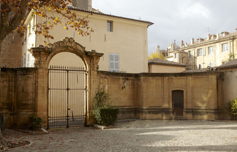 Hôtel de Réauville, puis de La Tour-d'Aigues, puis de Caumont, actuellement conservatoire de musique