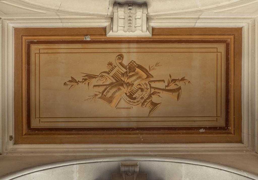 Porche d'entrée : plafond, décor peint. 