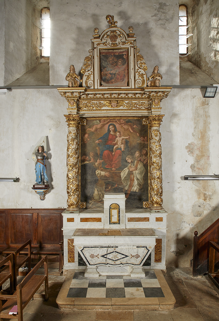 Ensemble de l'autel secondaire de la Vierge : degré d'autel, autel, tabernacle, gradins d'autel, retable, lunette du retable et tableau d'autel