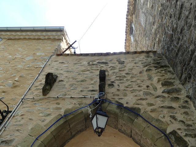Porte fortifiée nord. Partie supérieure : vestiges des consoles de la bretèche maçonnée.