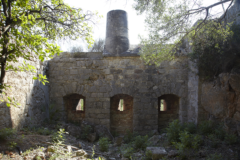 Coupure interne dans le rempart 4-7 du fort, détail du mur crénelé avec dame en couronnement.