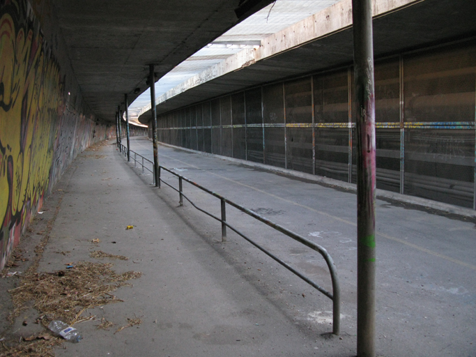 Chaussée secondaire et passage piéton dans le caisson central.