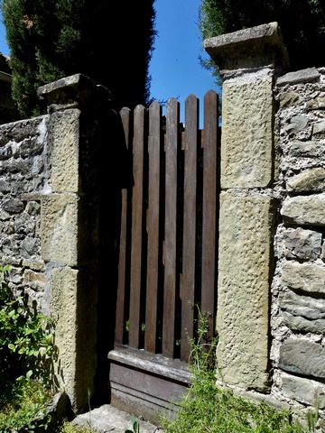 Mur de jardin et portillon, entrepôt agricole au bourg.