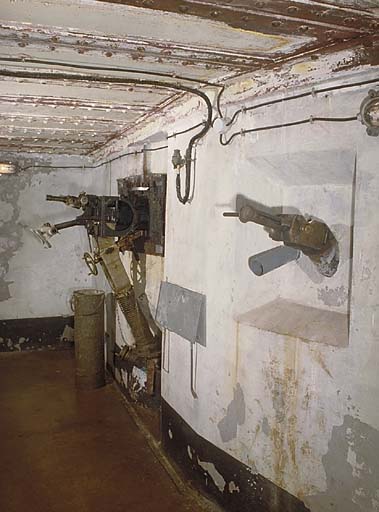 Bloc actif (B4). Etage supérieur. Aile gauche. Vue intérieure de la chambre de tir du JM 1 de casemate. Au premier plan, à droite, goulotte lance-grenades.