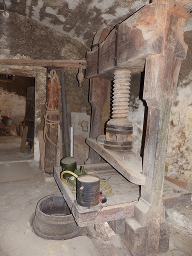 Bâtiment du logis. Premier étage de soubassement, cellier ouest. Pressoir à vis. 