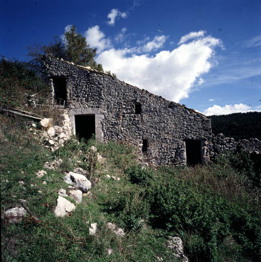 Ferme de Vespluis (1841 G1 62 à 68). Dépendances agricoles construites avec deux étages de soubassement. 