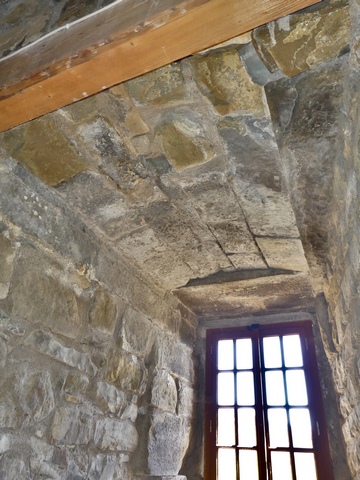 Rez-de-chaussée surélevé (niveau haut), mur est. Embrasure de la baie, couvrement.