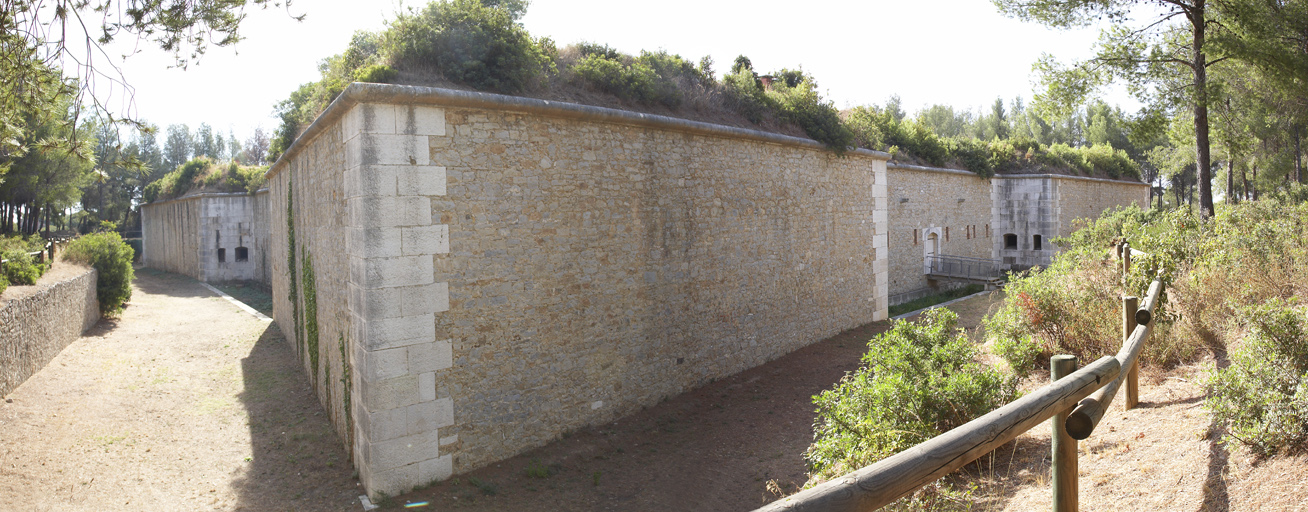 Panoramique du fort et son fossé vu du chemin couvert, angle ouest.