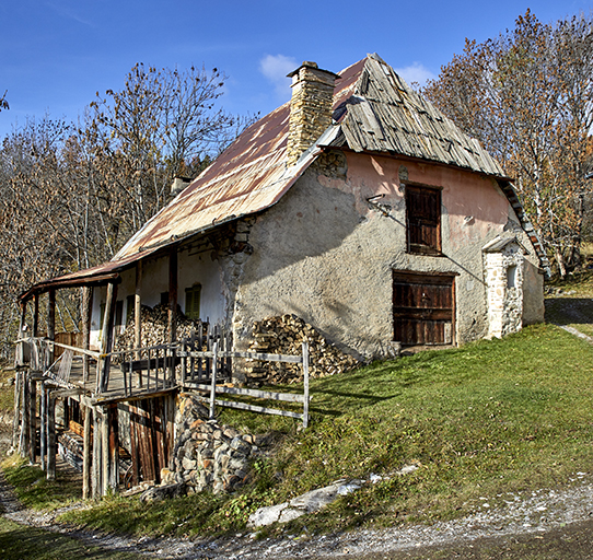 Ferme à Colmars (Clignon Haut), avec coursière protégée par le toit à égoût retroussé.