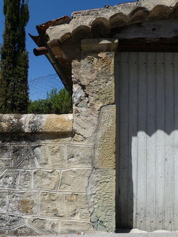 Pignon est, angle sud. Continuité de la maçonnerie entre le bâtiment et le mur du jardin. 
