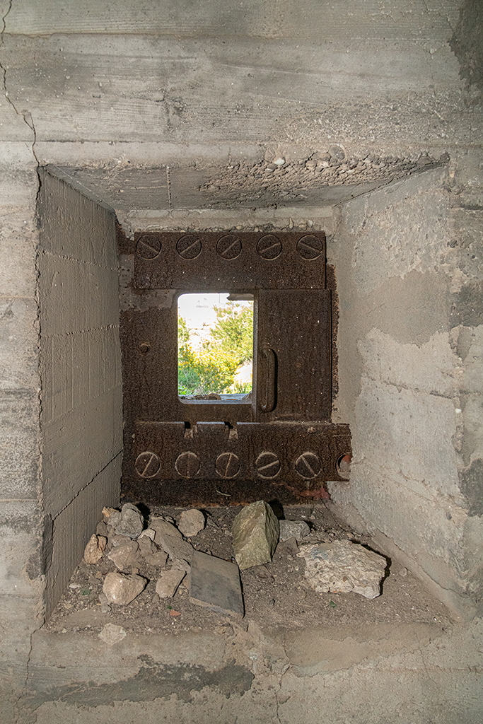 Poste de direction de tir type M 178, intérieur, créneau flanquant dans la caponnière du saillant