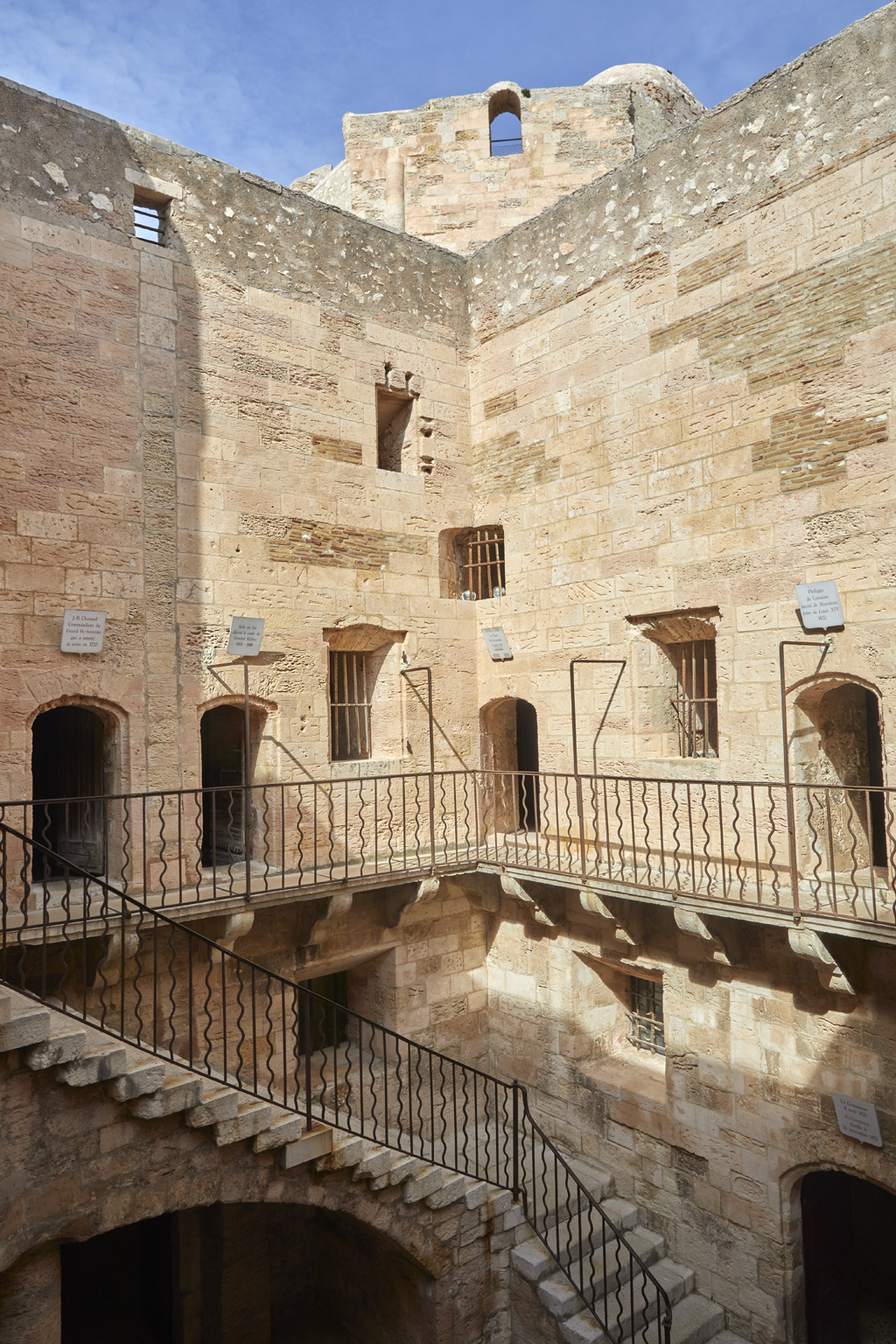 Donjon, grand escalier, coursives et façades sur cour ouest et nord
