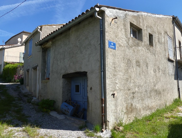 Vue d'ensemble d'un entrepôt agricole, au bourg.