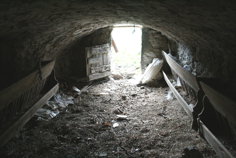 Vue de volume d'une bergerie voûtée en berceau segmentaire à l'étage de soubassement d'une maison à Champagnel (Chaudon-Norante).