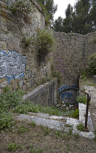 Escalier d'accès au souterrains-caverne (condamné), sous les murs de la cour encaissée.