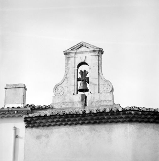 Chapelle, clocher-mur à une baie.