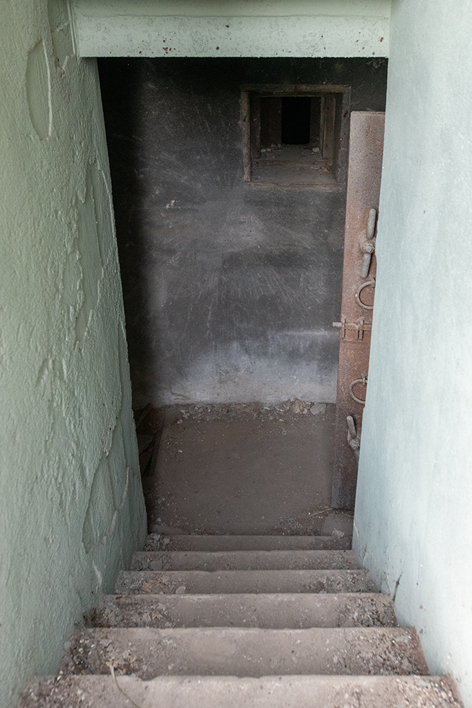 Marseille ville, casemate abri (type regelbau L423A) du lycée Saint-Charles, détail porte gauche à escalier