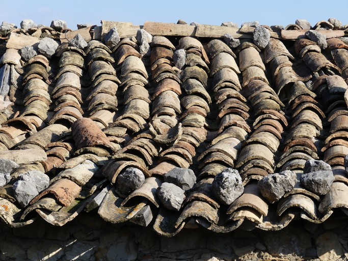 Couverture en tuile creuse. Ferme au quartier du Verger (Ribiers).