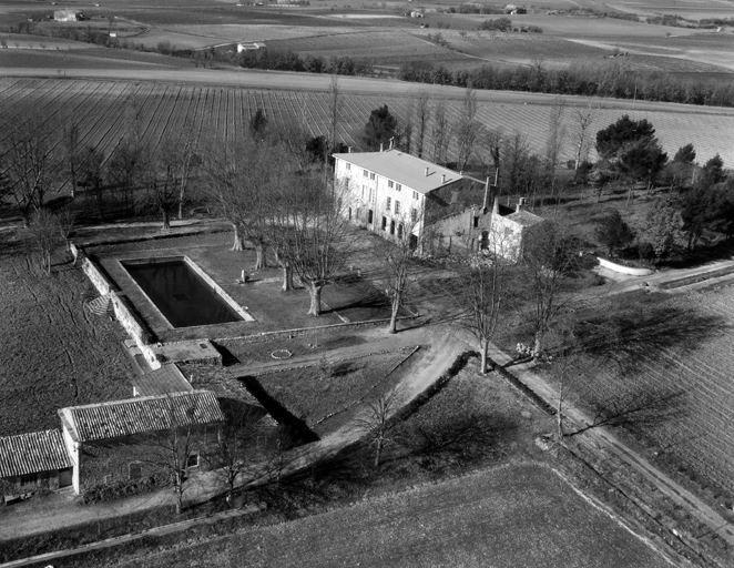 Vue aérienne oblique prise du sud-est.