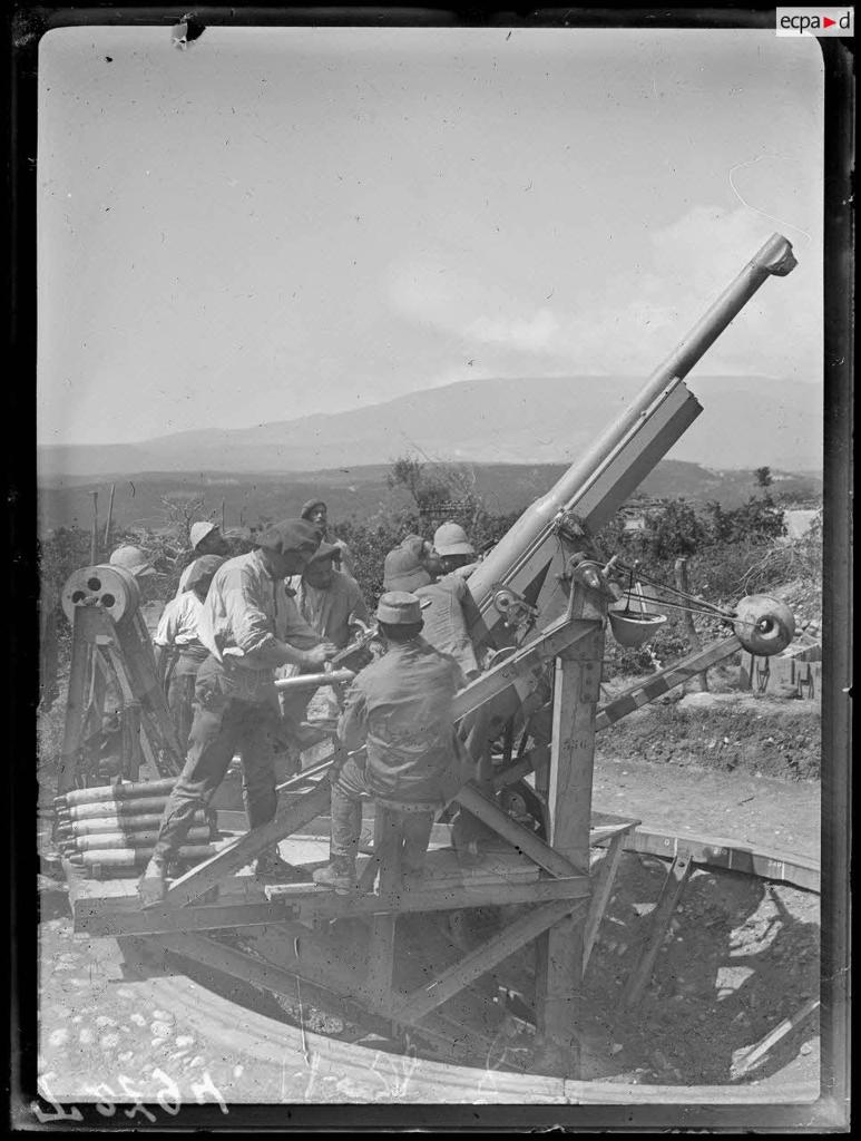 Près de Kupa. 75 prêt à tirer. [Vue d'un canon de DCA de 75mm Mle 1915 en cuves sur affût pivotant], 1917.