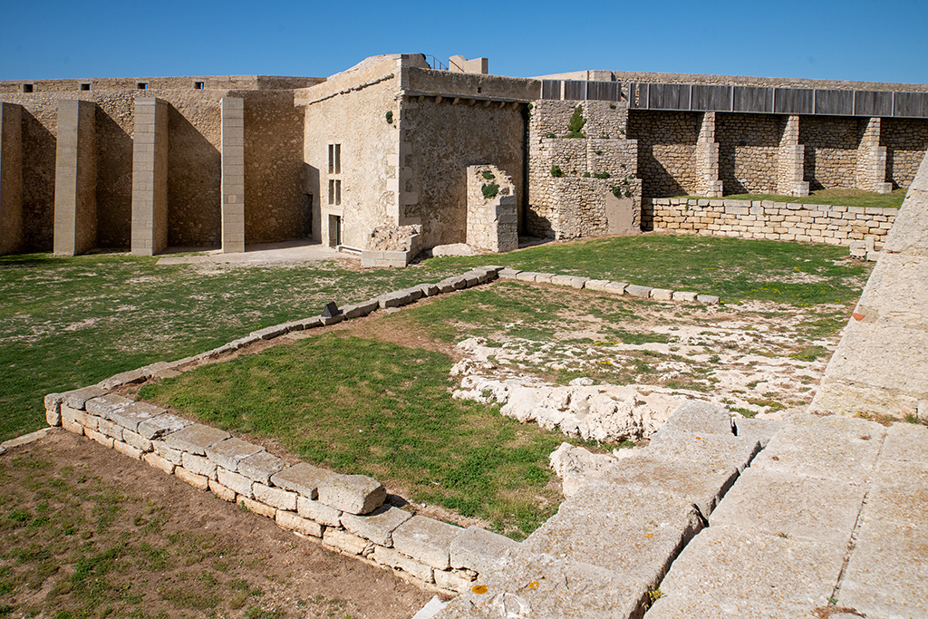 Elévation intérieure à contreforts des murailles du front sud de l'enceinte et du bâtiment du redan central