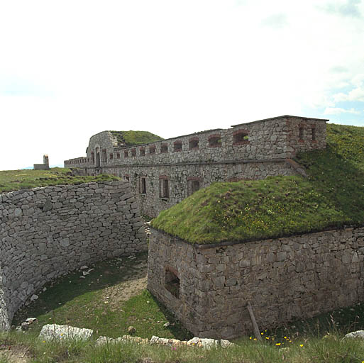 Angle nord-ouest du fort avec sa caponnière, fossé et façade nord.