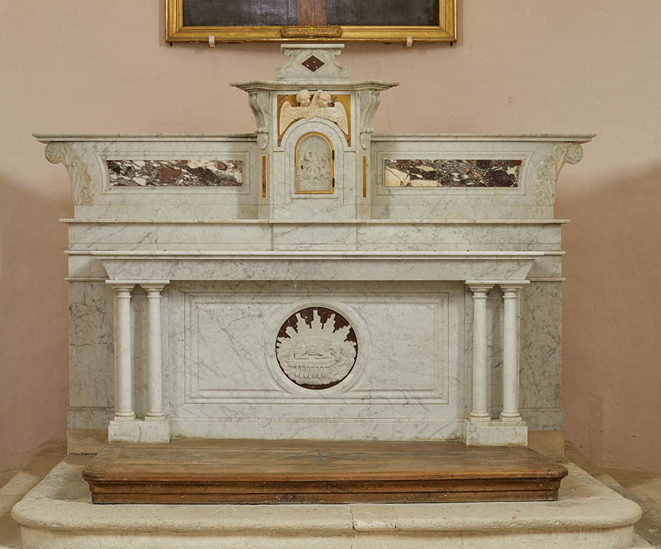 Ensemble du maître-autel : trois degrés d'autel, autel, tabernacle, deux gradins d'autel