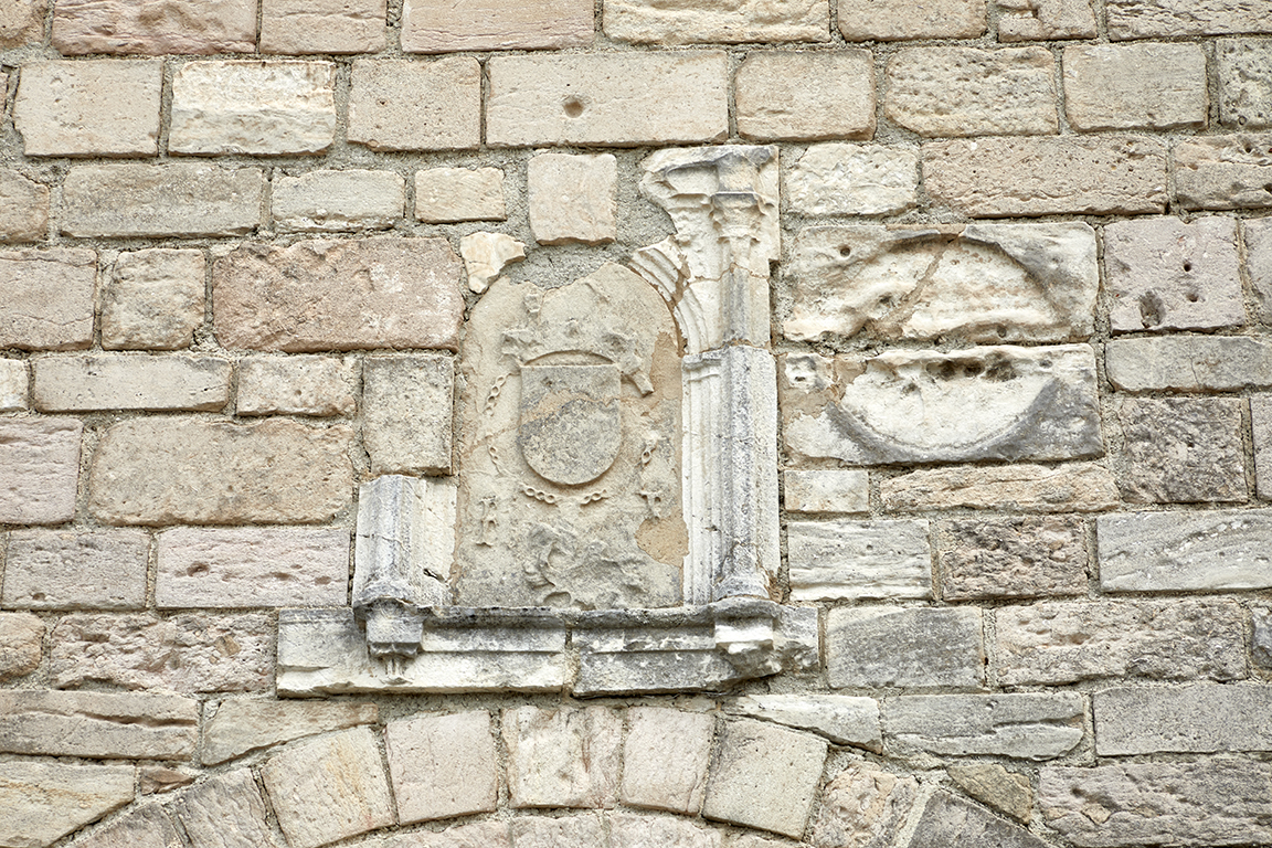 Détail du blason aux armes de françois 1er au dessus de l'ancienne porte remontée
