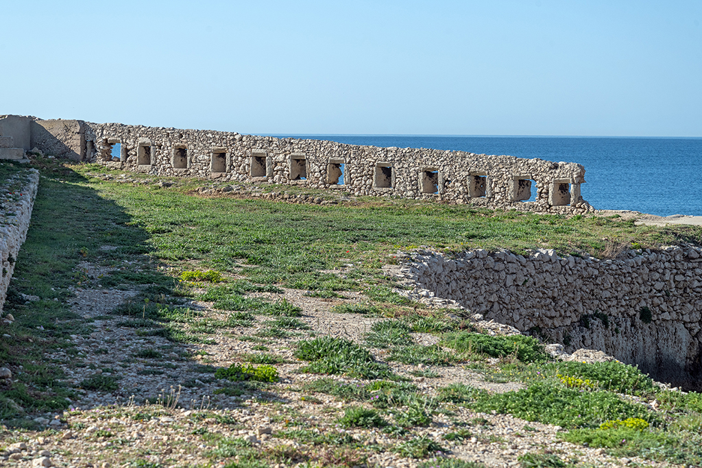 Détail de l'extrémité droite (sud) du chemin couvert, avec mur de garde crénelé