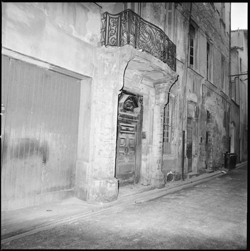 Façade antérieure, porte et balcon.