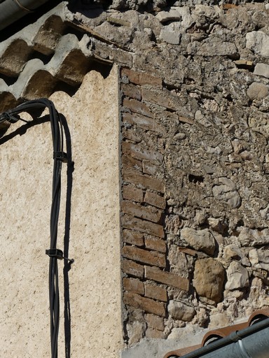 Chaîne d'angle en brique pleine. Maison située Grand'Rue au bourg de Ribiers (parcelle 1998 E2 621).