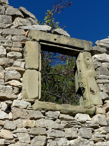 Fenêtre de logis avec encadrement en pierre de taille chanfreiné, ferme dite Champ Queyras.