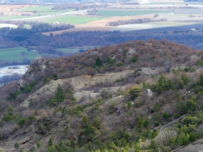 Site castral de Château-Giraud. Vue d'ensemble prise du nord-ouest.