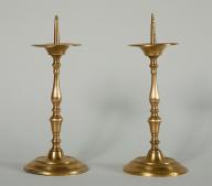 Paire de chandeliers d'acolyte