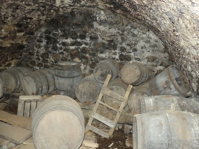 Cellier en étage de soubassement, tonneaux. Ferme des Eymarrons (Ribiers).