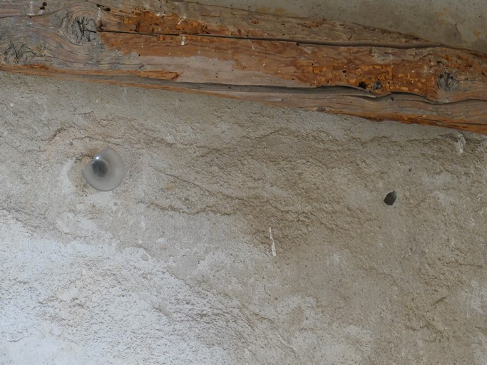 Pieds de verre scellés dans la maçonnerie, dans un logis saisonnier. Bâtiment au quartier du Champ de la Dame (Ribiers).