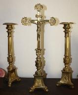 Garniture d'autel composée de six chandeliers d'autel et d'une croix d'autel