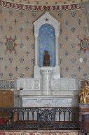 Ensemble de l'autel secondaire de la Vierge : degré d'autel, autel, tabernacle, deux gradins d'autel, niche