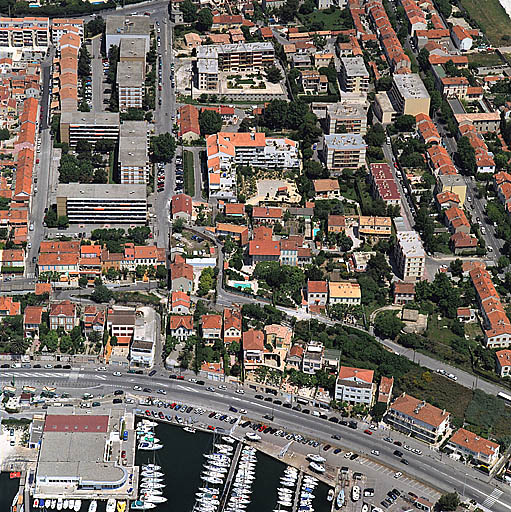 Partie centrale. Vue aérienne prise du sud vers le nord, dans l'axe de l'allée Sacoman. Au premier plan, le chemin du Littoral bordé d'un îlot de villas. Au centre, la zone la plus ancienne à structure de hameau. A droite, le boulevard Fenouil.