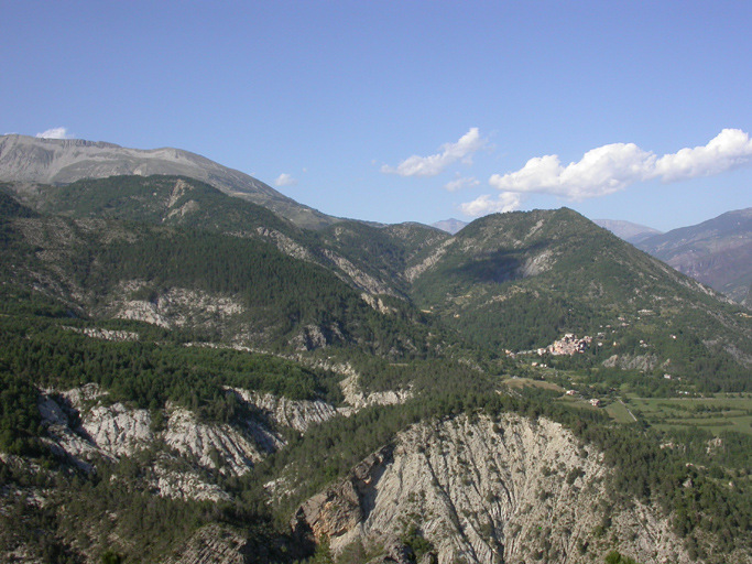 Au fond la Montagne de Sausses. Vue prise du sud-ouest.