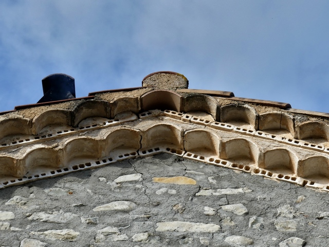 Saillie de rive avec deux rangs de génoise et briques creuses, façade en pignon d'un « cabanon » à la Longeagne