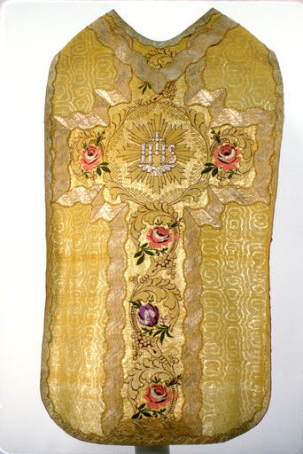 ensemble de vêtements liturgiques (N° 1) : chasuble, manipule, bourse de corporal, voile de calice (ornement doré)