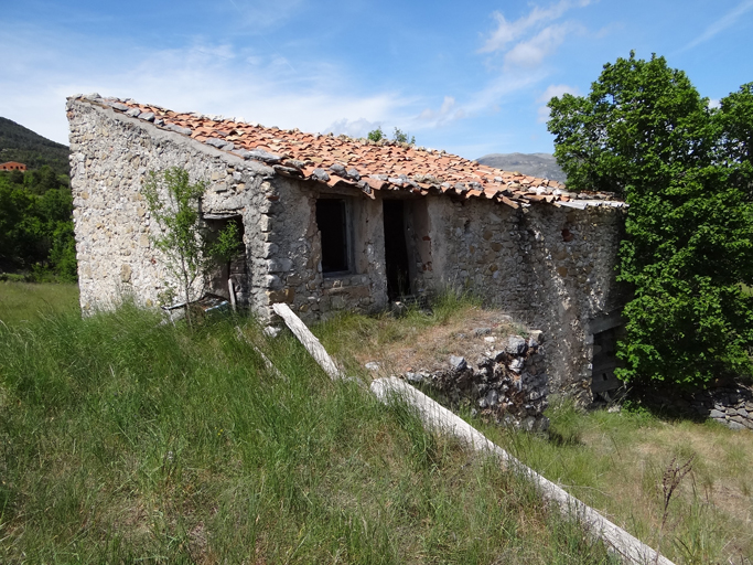 Ferme en maison bloc en hauteur à Hernier.