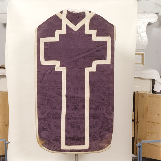 ensemble de vêtements liturgiques : chasuble, étole, manipule (ornement violet)